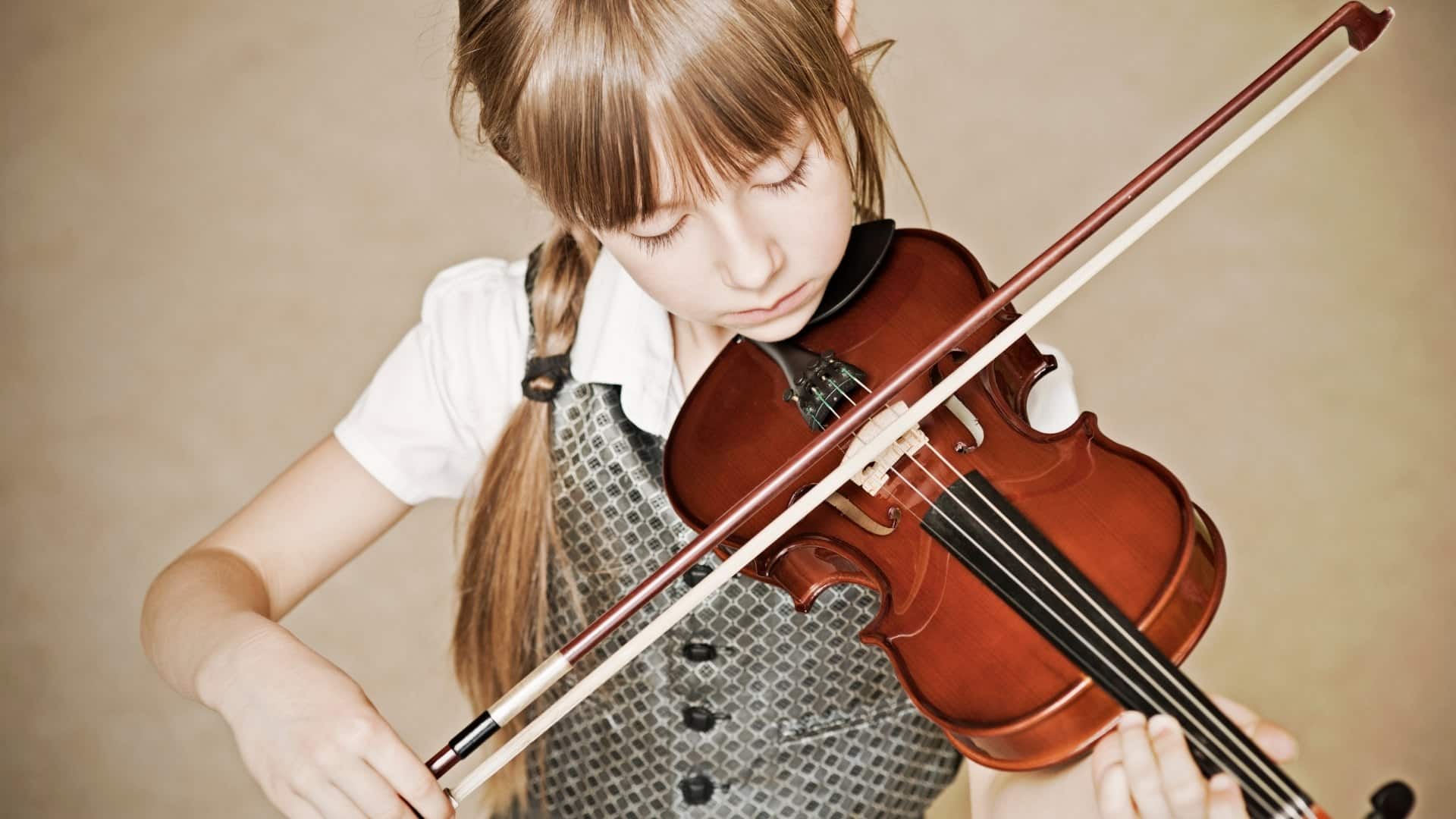 girl playing the violin